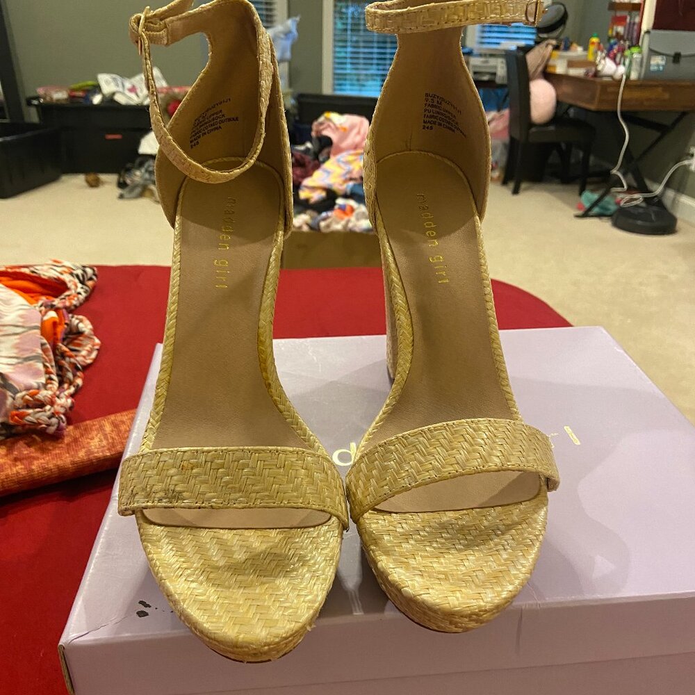 NWOT Madden Girl Natural Suzy Open Toe Platform Sandals- 9.5